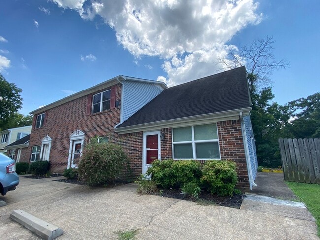 Building Photo - 2 Bedroom 2 Bath Townhouse