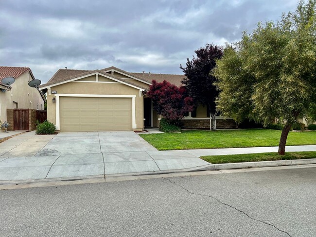 Building Photo - Nice Single Story Pool Home