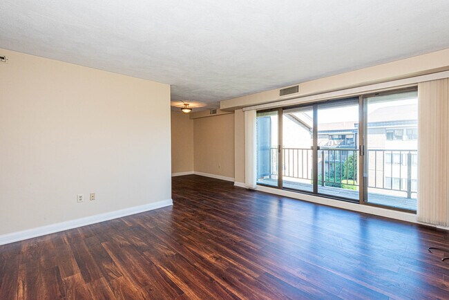 Building Photo - 1 Ledgewood Way