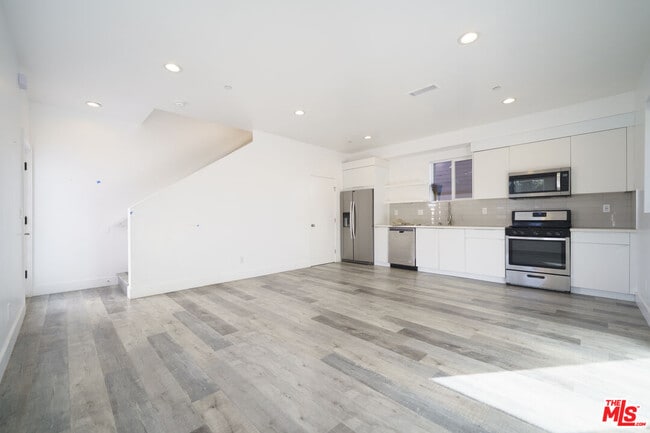 Building Photo - 1107 Carmona Ave