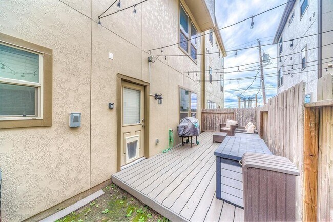 Building Photo - 444 N Live Oak St