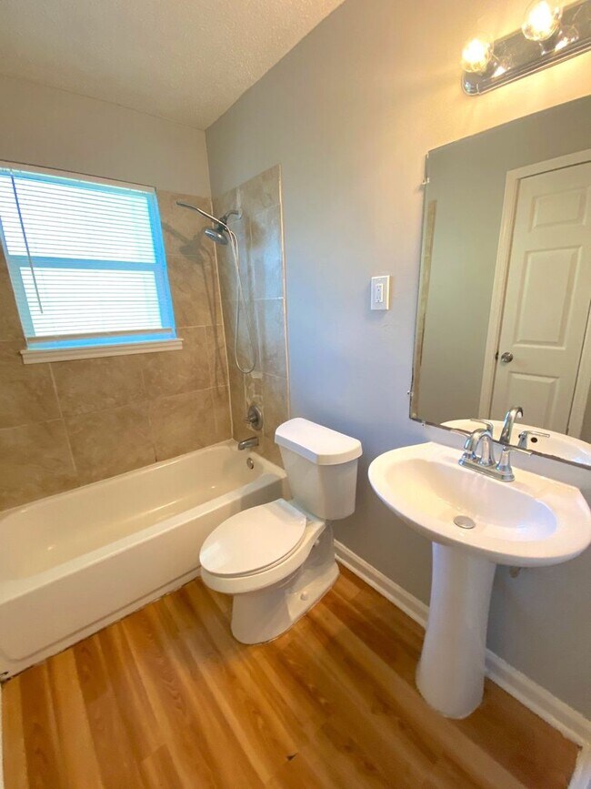 Building Photo - 896 Leacrest Ave