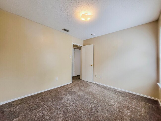 Building Photo - Huge home features 4 bedrooms & 2.5 baths for Rent!