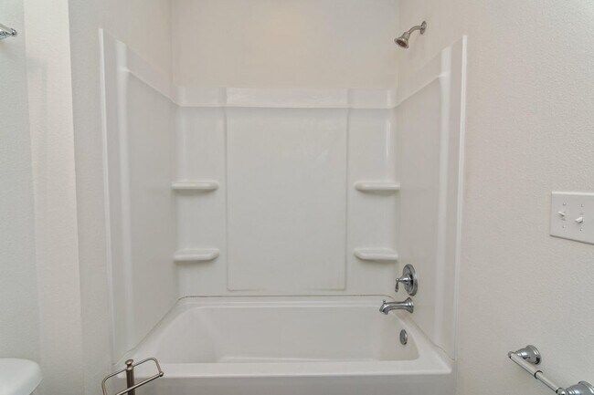 Building Photo - 173 Iron Horse Dr E