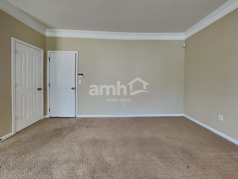 Building Photo - 11 Knoll Ridge Dr