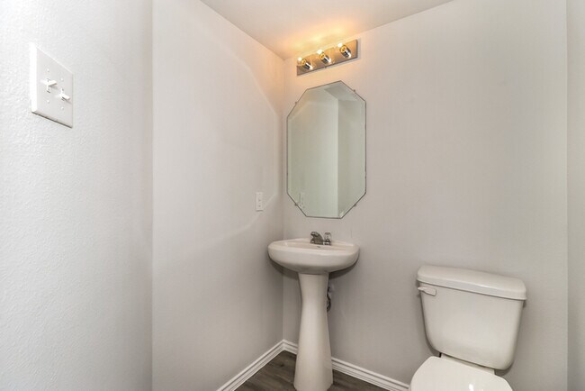 Building Photo - 5529 Eagle Point Dr