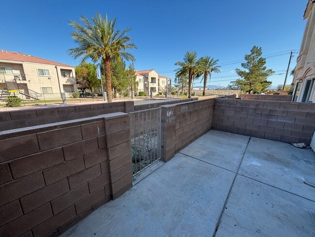 Building Photo - Beautiful 3Bed/3Bath Townhome w/ Garage lo...