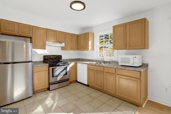 Building Photo - 9911 Whitewater Dr