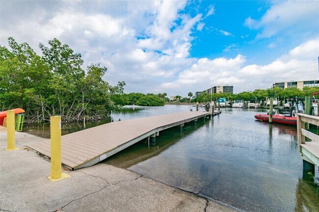 Building Photo - 2700 Cove Cay Dr
