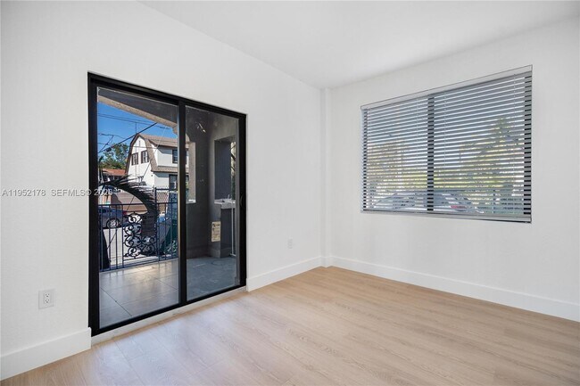 Building Photo - 629 SW 10th Ave