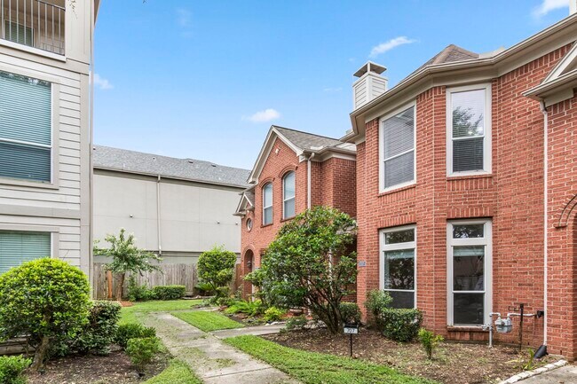 Building Photo - 707 W Heights Hollow Ln