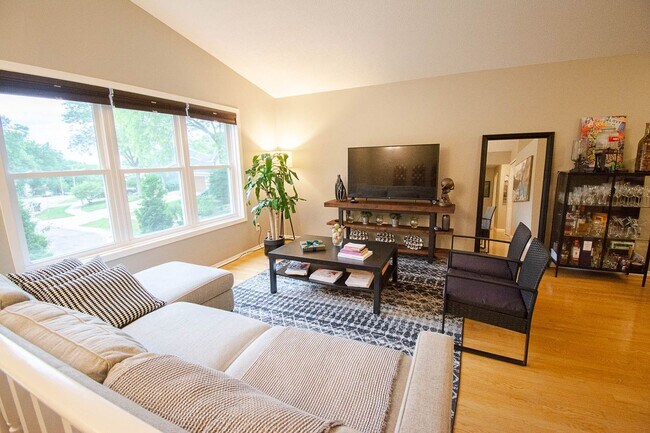 Building Photo - Beautiful Furnished Home on Quiet Cul-de-Sac