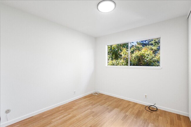 Building Photo - 2118 Alameda Ave