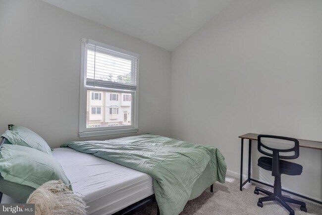 Building Photo - 3700 Roxbury Ln