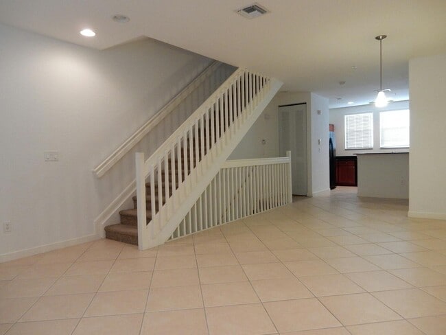 Building Photo - 660 Amador Ln