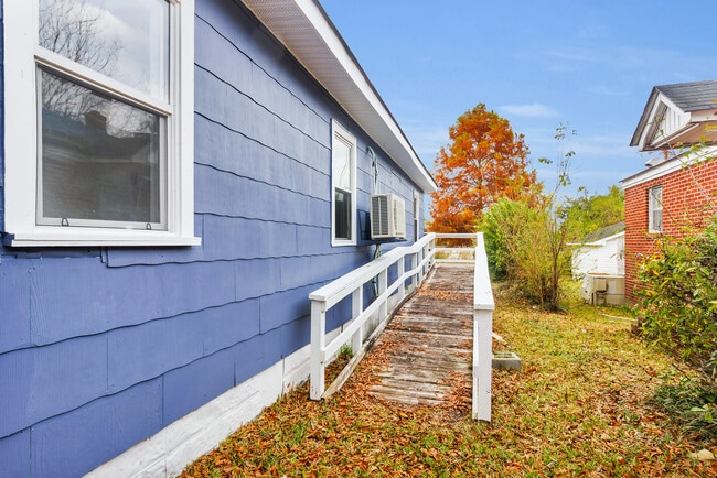 Building Photo - 1226 Cedar St