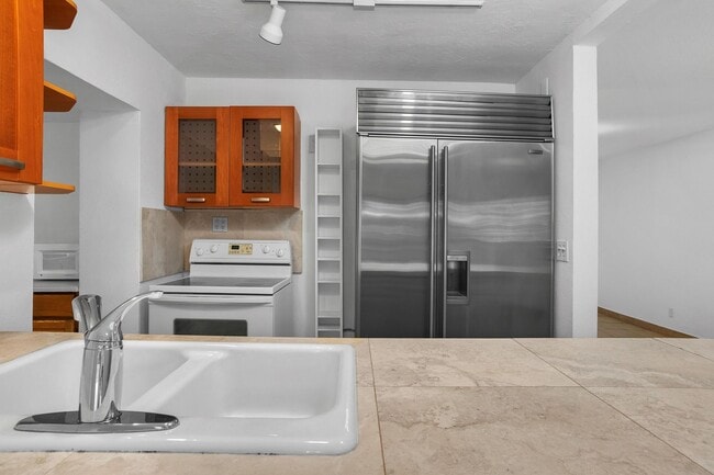 Building Photo - Beautiful home in quiet neighborhood