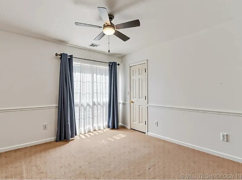 Building Photo - 3220 North 3rd Pl E