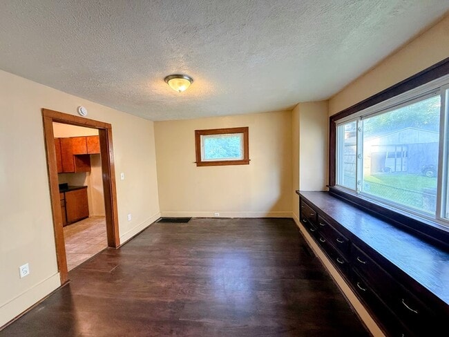 Building Photo - Four bedroom one bathroom single family home for rent