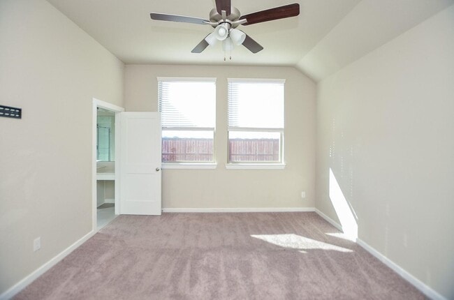 Building Photo - Beautiful 2 story home with 4 bedrooms, 2,...