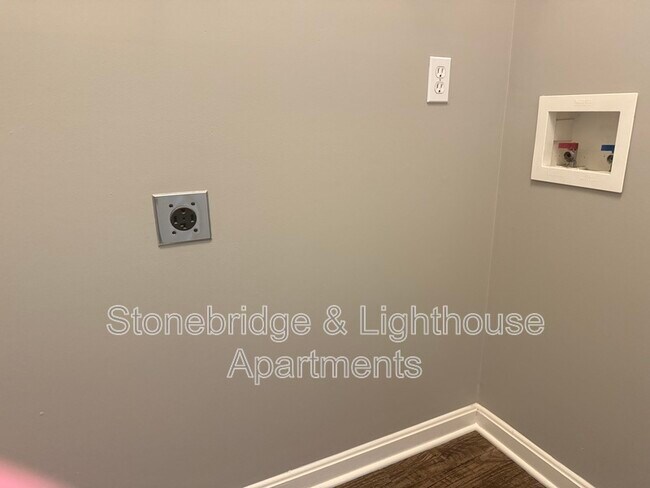 Building Photo - 3115 Lighthouse Dr