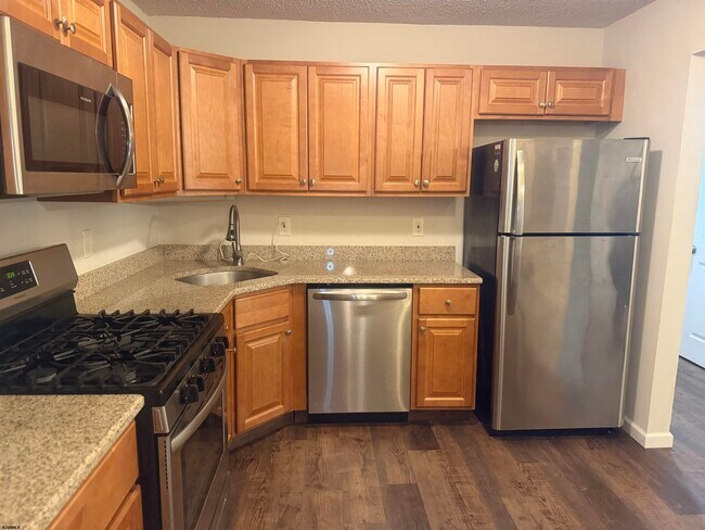 Building Photo - 217 Colonial Ct