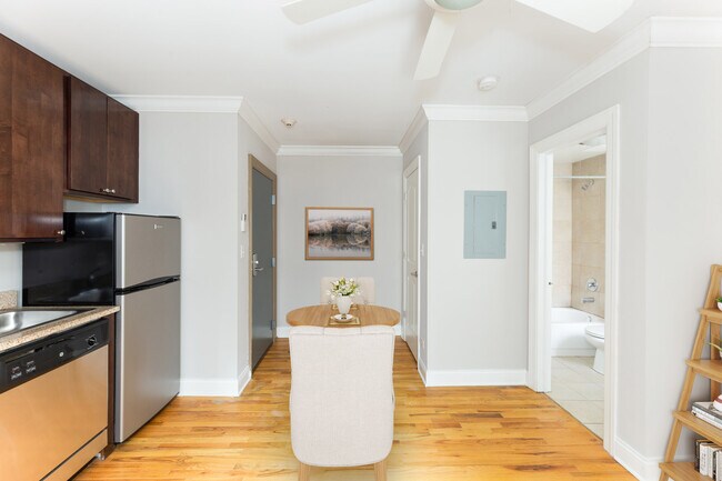 Building Photo - 721 W. Belmont