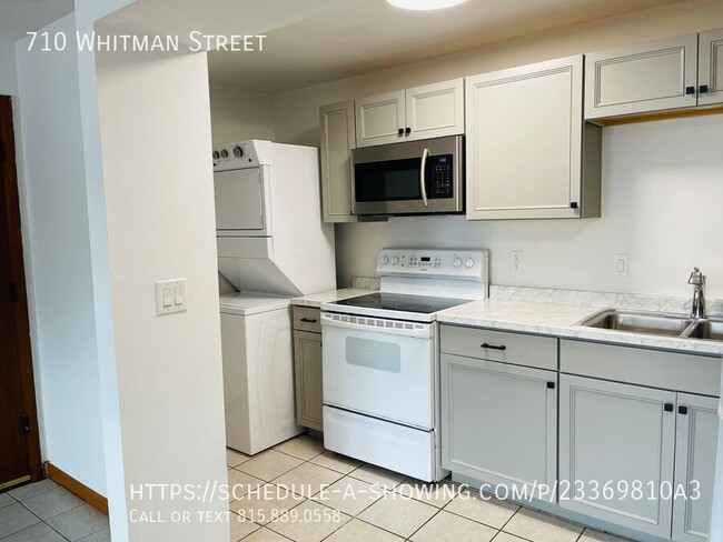 Building Photo - Beautiful newly renovated  2 Bedroom Apt! ...