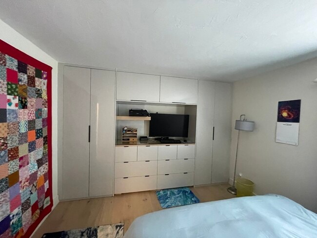 Building Photo - 5015 Santa Cruz Ave