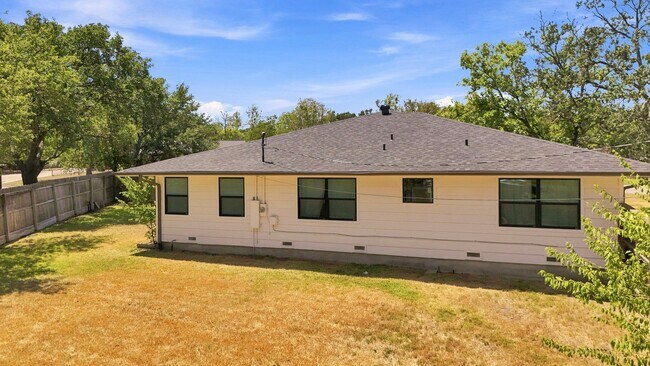Building Photo - 900 Winding Rd
