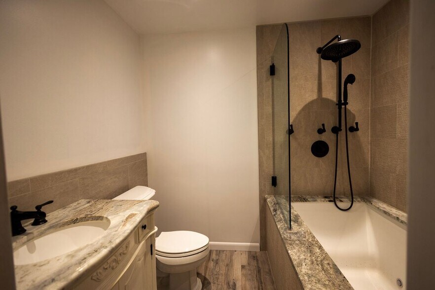 Building Photo - 18 Pinewood Shores