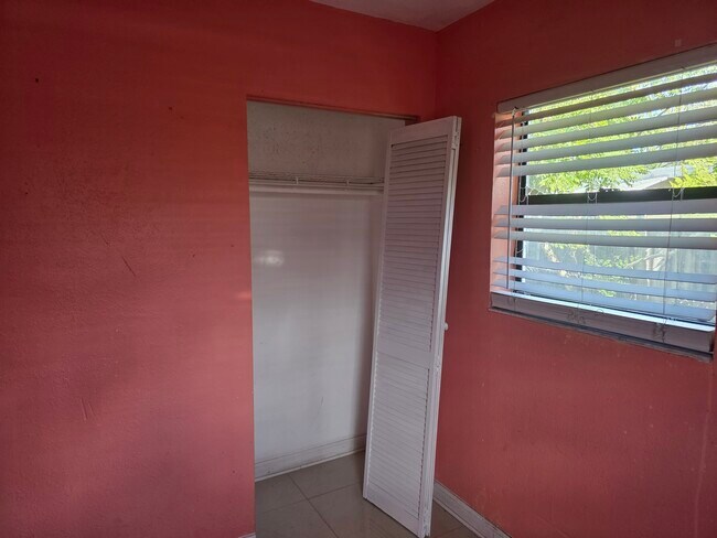 Building Photo - 1543 NW 10th Pl