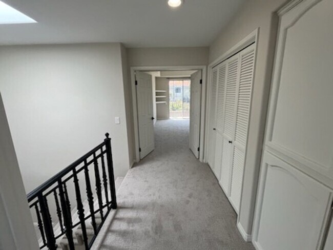 Building Photo - Luxurious Townhouse Located in the exclusi...