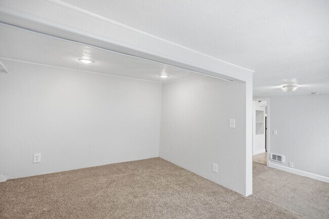 Building Photo - Steps from Green Lake ,6 bed 3 bath home with 2 kitchens and 2 laundry rooms.