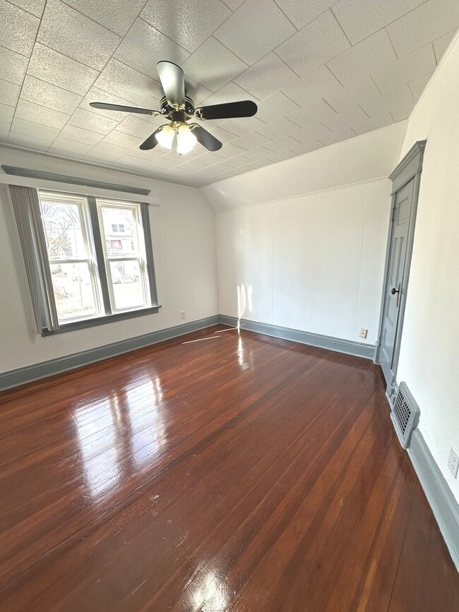 Building Photo - 408 S Gardiner Ave