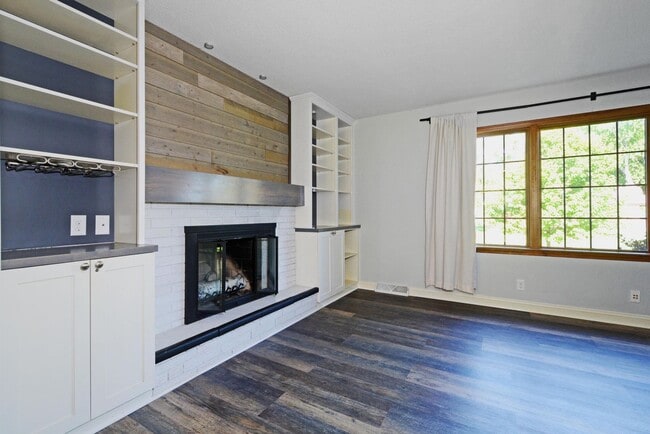 Building Photo - Beautiful 3-Bed 3-Bath Home in Golden Valley - Available 6/1!