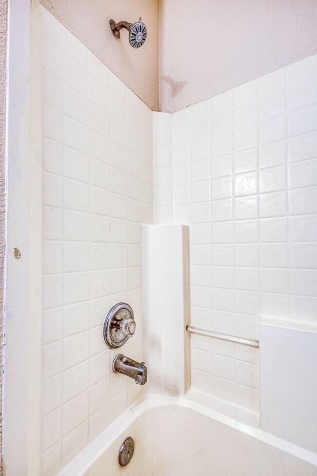 Building Photo - 3 Bed 2 bathrooms house 79936