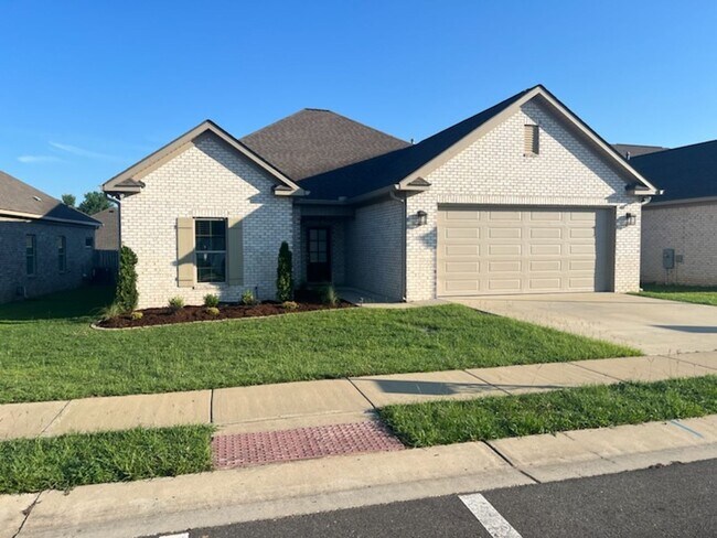 Building Photo - Beautiful 3 Bed 2 Bath Available this Fall!