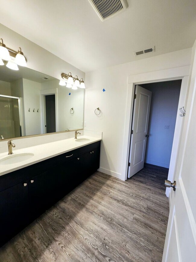 Building Photo - Spacious 3 bed/2.5 bath Townhouse - Gorgeo...