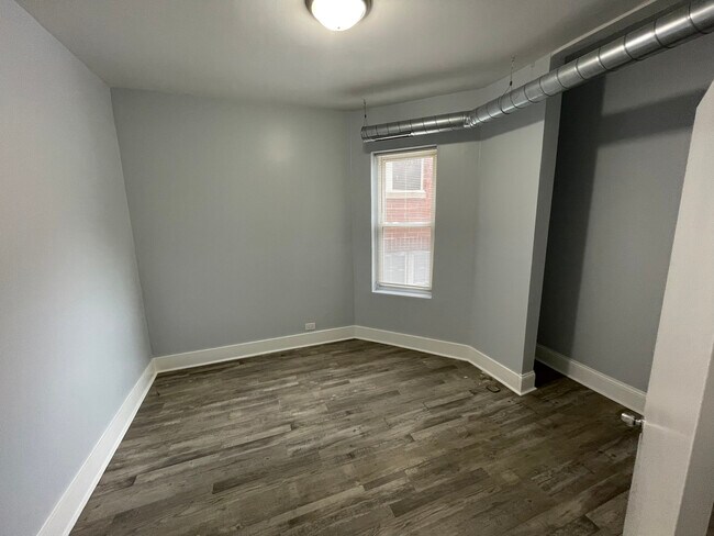 Building Photo - 4431 N Racine Ave