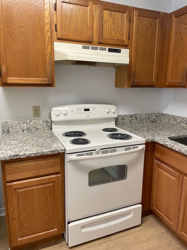 Building Photo - Recently Updated 2bd 2bth Condo Available ...
