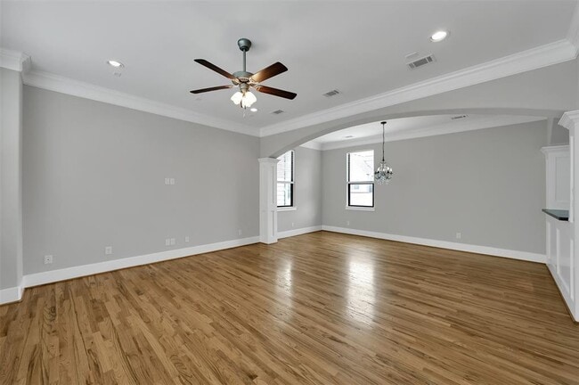 Building Photo - 910 W 20th St