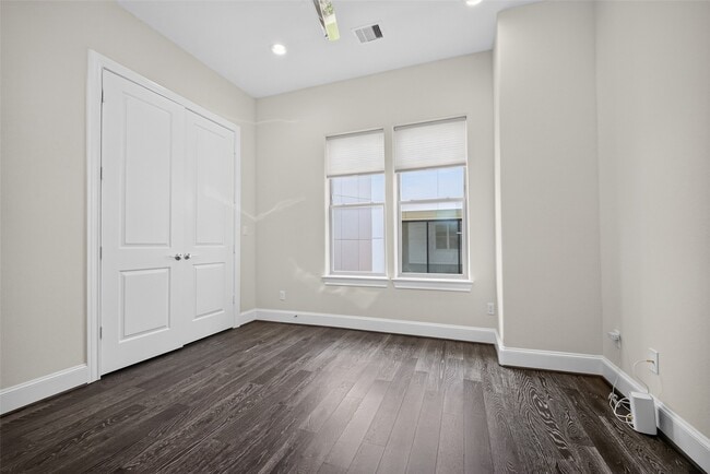 Building Photo - 2703 Kinsley Oaks Dr