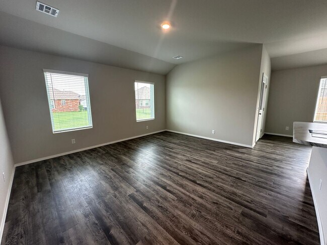 Building Photo - Quiet cul-da-sack - 3 bed 2 bath 2 car garage