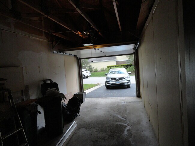 Building Photo - 686 Scanlon Dr