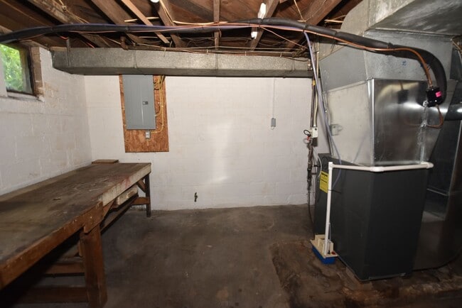 Building Photo - 3 bedroom 1.5 bath home next to IUSB.