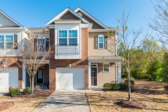 Building Photo - Well Maintained End Unit Townhome with Community Pool! Available July 14th!