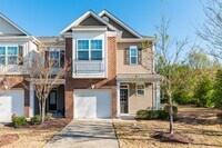 Building Photo - Well Maintained End Unit Townhome with Community Pool! Available July 14th!
