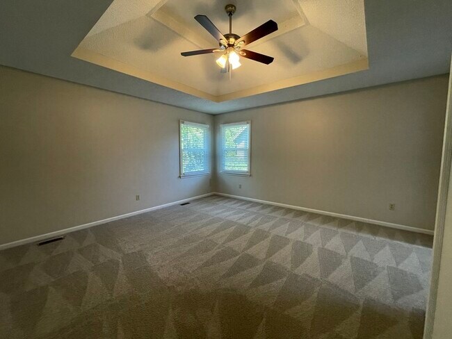 Building Photo - Welcome to this stunning 4-bedroom, 2.5-bathroom home located in the desirable Overland Park.