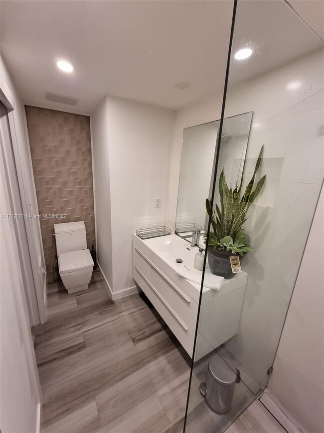 Building Photo - 12105 NE 11th Pl